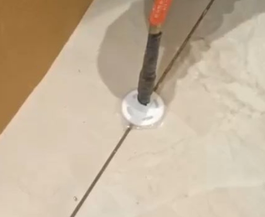 延平瓷砖空鼓维修公司专业解答瓷砖在铺贴过程中，如果没有涂抹均匀到位的粘结材料（如水泥砂浆或瓷砖胶），可能会导致以下问题